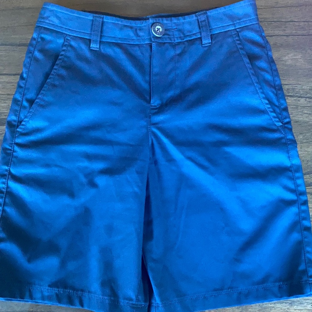 Boys Under Armour Shorts, size 10. In EUC